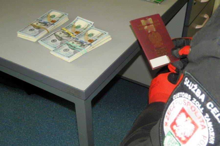 Wpadł z ukrytymi dolarami