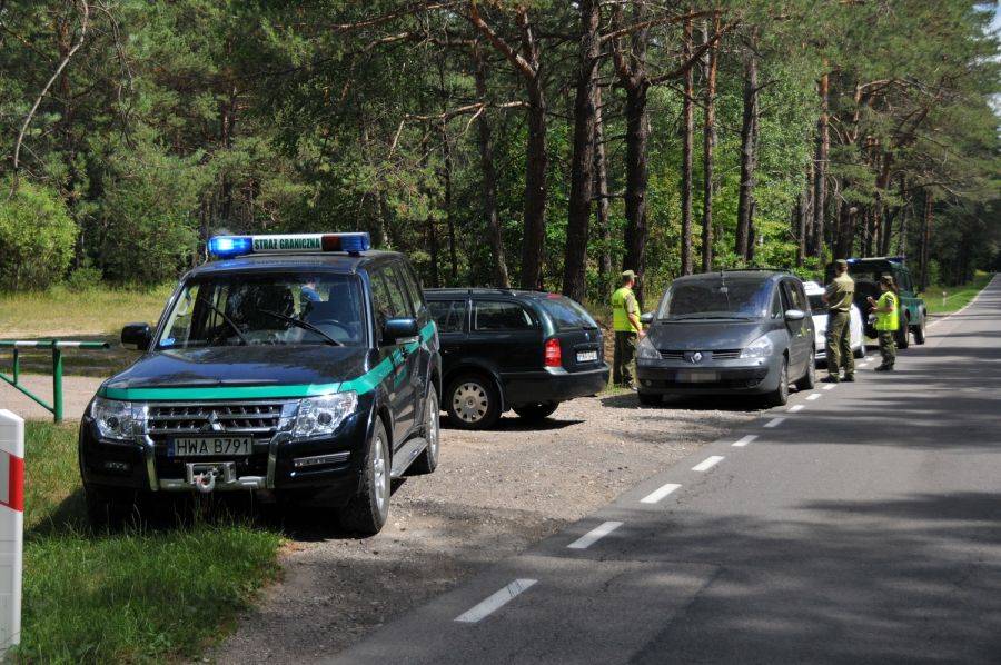 Nielegalni imigranci zatrzymani po pościgu [FOTO]