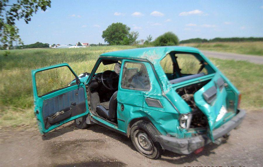 Tragiczne skutki zderzenia „malucha” z mercedesem [FOTO]