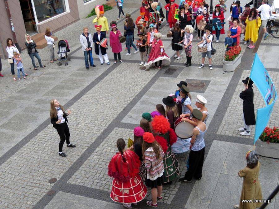 Teatralny korowód przeszedł ulicami Łomży