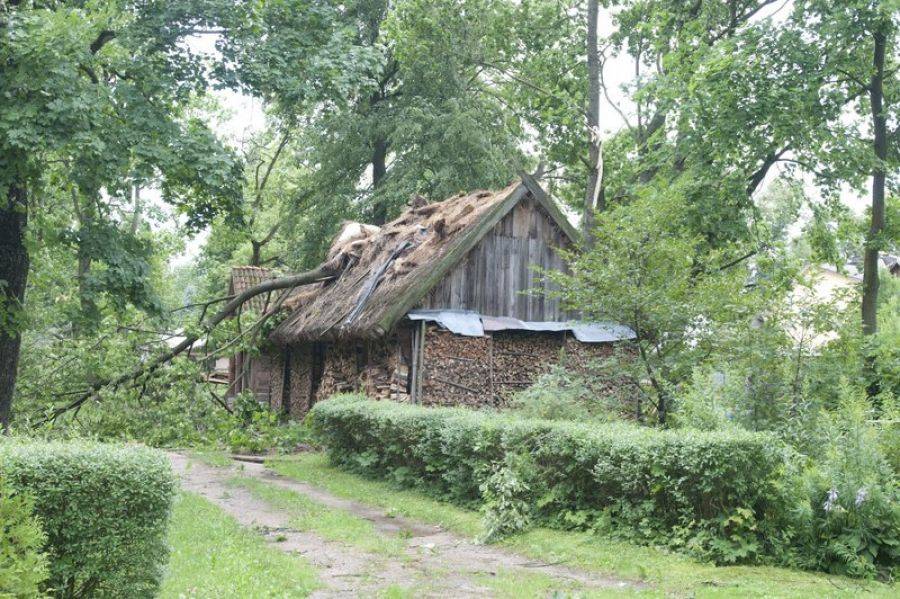 Niedzielna nawałnica nie oszczędziła Muzeum Rolnictwa w Ciechanowcu [FOTO]