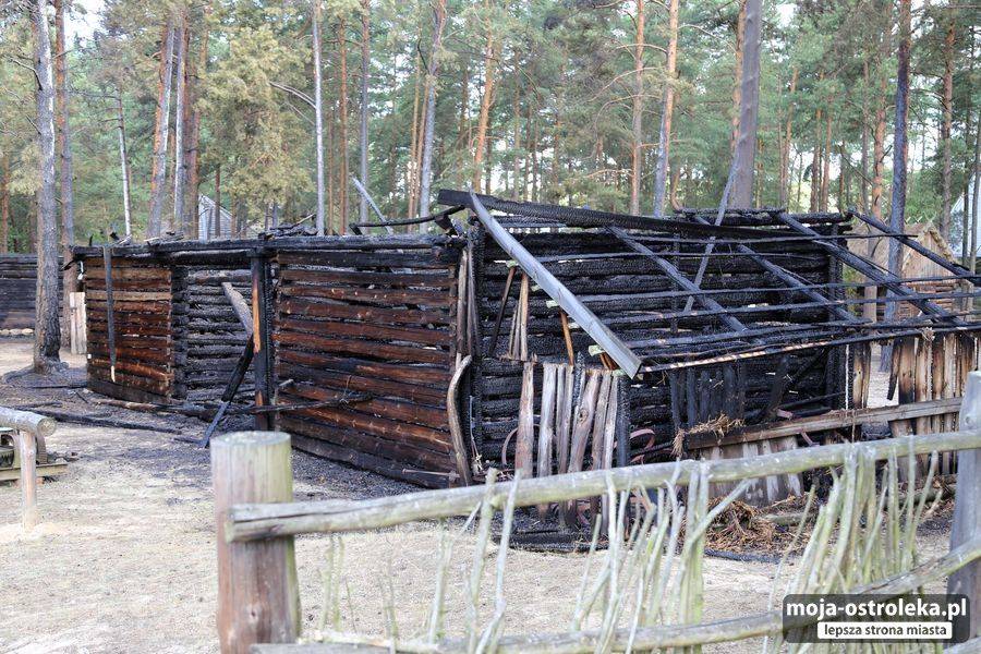 Zabytkowe budynki spłonęły w pożarze Zagrody Kurpiowskiej