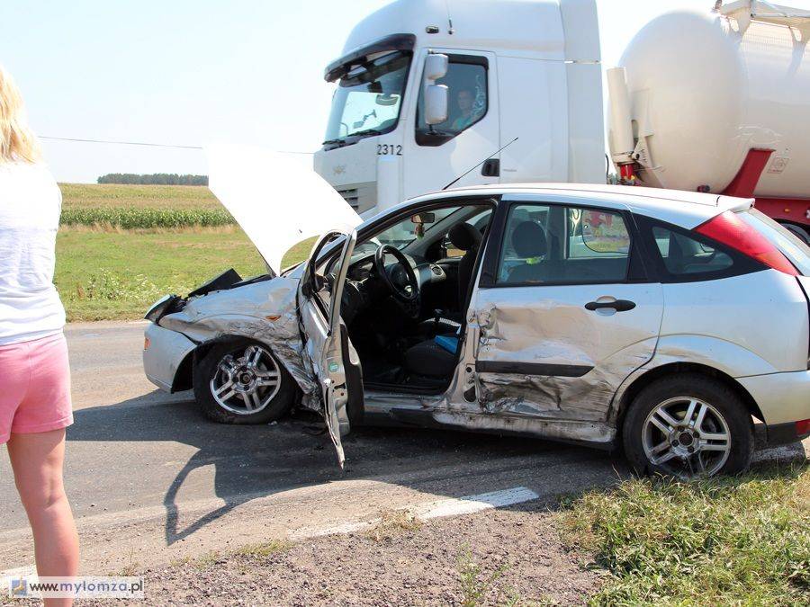 Trwa obława na uciekającego przestępcę. Droga w Ratowie Piotrowie nieprzejezdna po wypadku [FOTO]