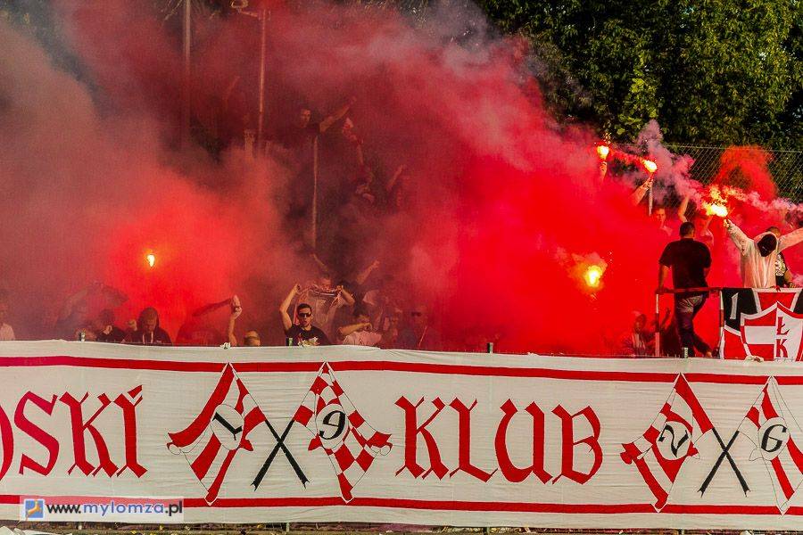 [NA ŻYWO] Trwa mecz ŁKS 1926 Łomża vs. MKS Korsze. Piłkarze grają dla Piotrka i Bartka!