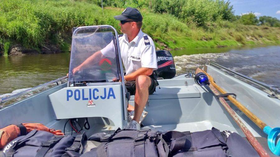Pijani pływali łodzią po Narwi