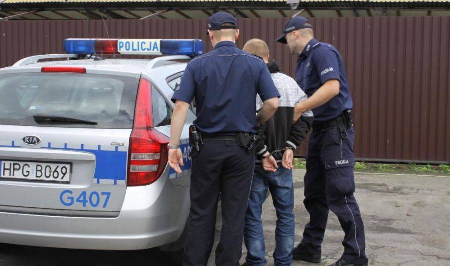 Pijany rozbójnik z pistoletem na kapiszony