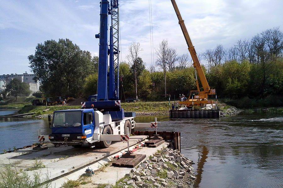 Budują przegrodę na Narwi. Niski stan wody zagraża elektrowni