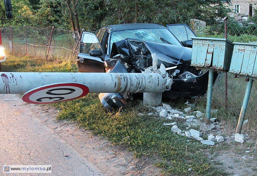Stracił panowanie nad autem i ściął słup. Trzy osoby w szpitalu! [FOTO]