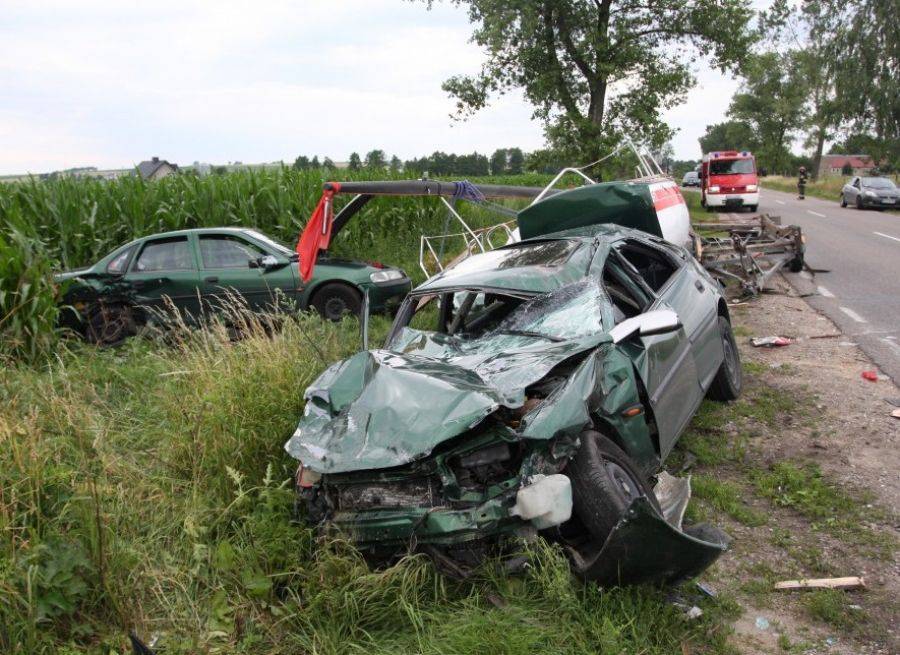 Zderzenie dwóch opli. Dwie osoby ranne. ZDJĘCIA