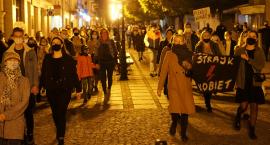 Strajk kobiet w Łomży. Kilkaset osób uczestniczyło w manifestacji na ulicach miasta [VIDEO i FOTO]