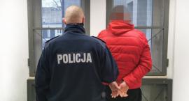 Łomża. Poszukiwany z zakazem prowadzenia pojazdów podjechał pod komendę samochodem 