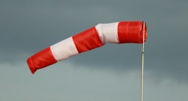 Pomarańczowy alert IMGW. Wiatr może osiągać w porywach 100 km/h!