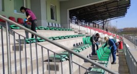 Grupa osób z Ukrainy uporządkowała teren stadionu w Łomży. 