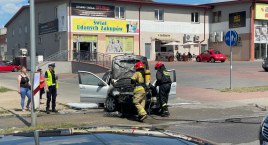 Łomża. Pożar samochodu przy wyjeździe z parkingu [FOTO]