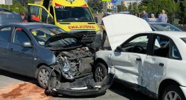 Uszkodzony znak drogowy i wyciek płynów. 