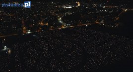 Łomżyńskie cmentarze wieczorową porą. Tysiące zniczy rozświetliło groby [VIDEO]