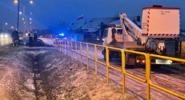 Ślisko na drogach? Skoda wjechała w latarnię [FOTO]