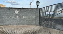 Łomża. Żołnierze nie mogą parkować samochodów na terenie jednostki [FOTO]