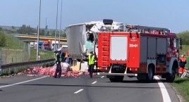 Wypadek ciężarówek na S8. Kompletnie pijanego kierowcę zabrał śmigłowiec LPR