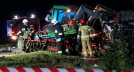 Dwie osoby nie żyją po wypadku traktora i osobówki za Śniadowem [FOTO]