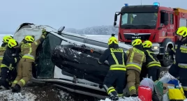 Dachowanie auta na trasie Nowogród - Chojny Młode [FOTO]