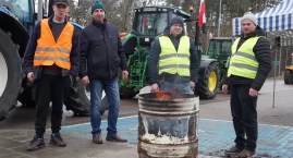 Rolnicy z Kuzi blokują drogę wojewódzką: Protest przeciw bierności rządu [FOTO]