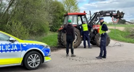 Alkohol i rolnictwo nie idą w parze: Pijany traktorzysta w rowie a sprzęt skonfiskowany [FOTO]