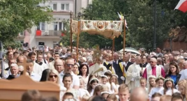 Łomża obchodzi Boże Ciało: Wspólna procesja wiernych z katedry i klasztoru kapucynów [FOTO]