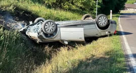Niebezpiecznie w Kownatach. Audi dachowało i zaczęło płonąć [FOTO]