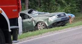 Dachowanie auta na DK 64. Kierowca trafił do łomżyńskiego szpitala [FOTO]