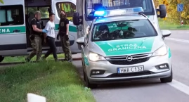 Dramatyczny pościg na DK61. W Marianowie zatrzymano 20 migrantów, cześć osób mogła  zbiec [VIDEO i FOTO]