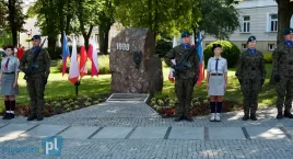 [LIVE] Apel Pamięci i złożenie kwiatów przed pomnikiem żołnierzy 33. Pułku Piechoty