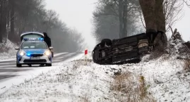 Tajemnicza amnezja uczestników dachowania pod Kisielnicą. Kto prowadził opla? [FOTO]