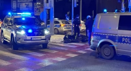 Zderzenie motocykla z samochodem osobowym na skrzyżowaniu w Łomży [FOTO]