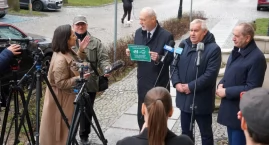 Awantura parlamentarzystów przed biurem poselskim w Łomży. Rzeczywistość czy polityczne show? [VIDEO i FOTO]