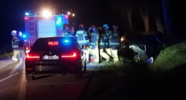 Dachowanie pod Męczkami. Jedna osoba ranna, w aucie znaleziono alkohol [FOTO]
