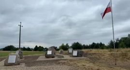W przeddzień obchodów w Jedwabnem obok pomnika pojawiły się kontrowersyjne tablice [FOTO]