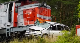 Tragiczny wypadek w Śniadowie. Samochód wjechał pod pociąg, kierowca nie żyje! [FOTO]