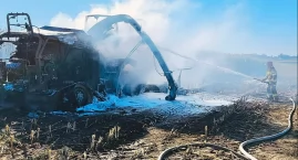 Pożar kombajnu do kukurydzy pod Łomżą. Maszyna spłonęła doszczętnie [FOTO]