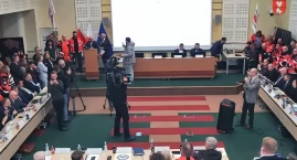 Gorący sejmik. Ratownicy protestują, radni uciekają z sali [VIDEO]
