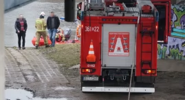 Łomża: mężczyzna wyciągnięty z wody walczy o życie [FOTO i VIDEO]