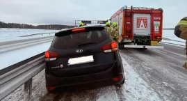  Lodowa pułapka na S61. BMW w rowie, dwa Audi rozbite pod Łomżą [FOTO]