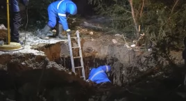 Zima nie darowała Łomży. Pęknięta rura i zalane chodniki na Konstytucji 3 Maja [VIDEO i FOTO]