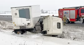 Ślisko na drogach regionu. Wojskowa ciężarówka wypadła z drogi, a na S61 TIR wpadł do rowu [FOTO i VIDEO]
