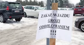 Miał być najładniejszy w Polsce, na razie jest chaos. Kierowcy znaleźli sposób na bramki przed szpitalem[FOTO]