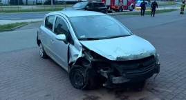 Pobojowisko na Sikorskiego. Kierowca opla skasował ogrodzenie, znaki i uciekł [FOTO]