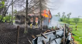 Groźny pożar w gminie Jedwabne. W Konieckich płonął drewniany dom [FOTO]