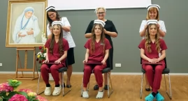 67 studentów i trojaczki z USA założyły pielęgniarskie czepki [FOTO]