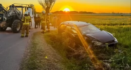 Samochód osobowy wpadł do rowu po zderzeniu z ciągnikiem [FOTO]