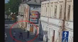 Bracia pobili mężczyznę w Łomży. Policja zna ich doskonale [NAGRANIE Z MONITORINGU]